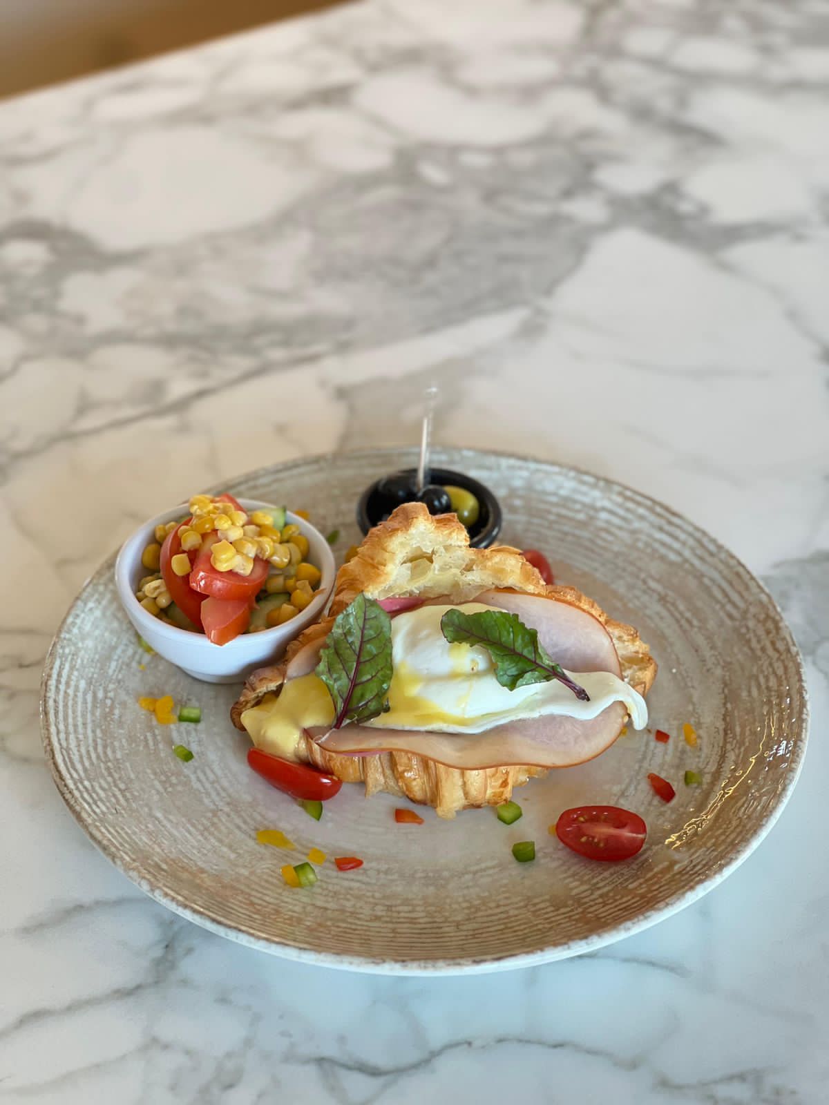 Tartine Croissant d’avocat et charcuterie