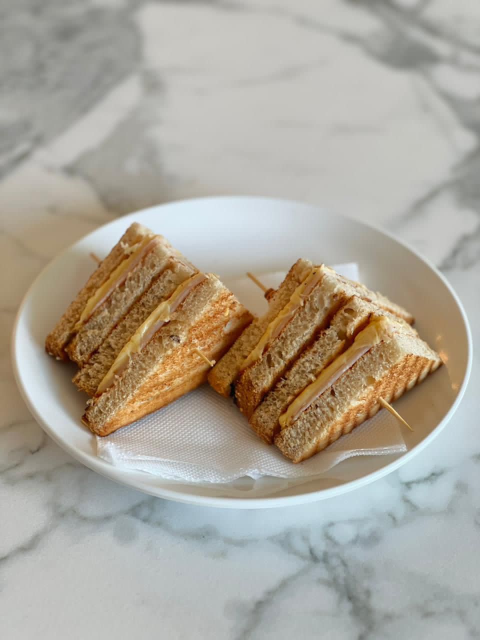 Toast au Fromage et Dinde Fumée